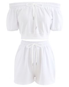 Conjunto de shorts y top corto con cordón y hombros descubiertos en blanco